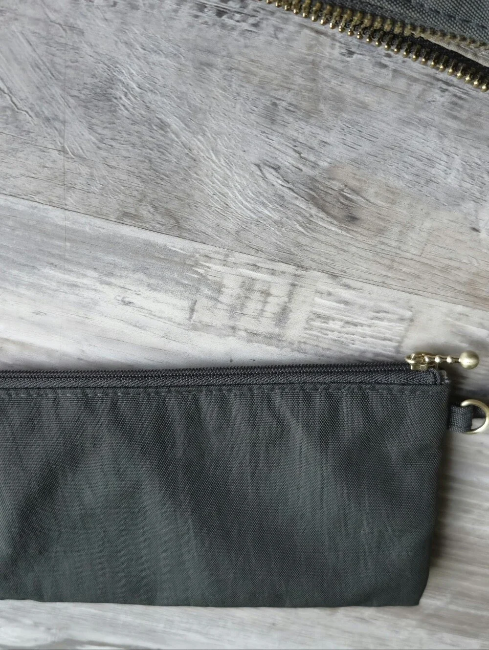 Baggallini Helsinki Crossbody Travel Bag Gray Gold Hardware RFID Wristlet - Picture 13 of 14